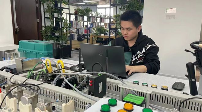 連摘三金！長寧代表隊在上海市第一屆職業技能大賽網絡技術開發項目表現搶眼